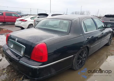 2009 Lincoln Town Car Signature Limited из США, поврежденный, VIN 2LNHM82V99X601271